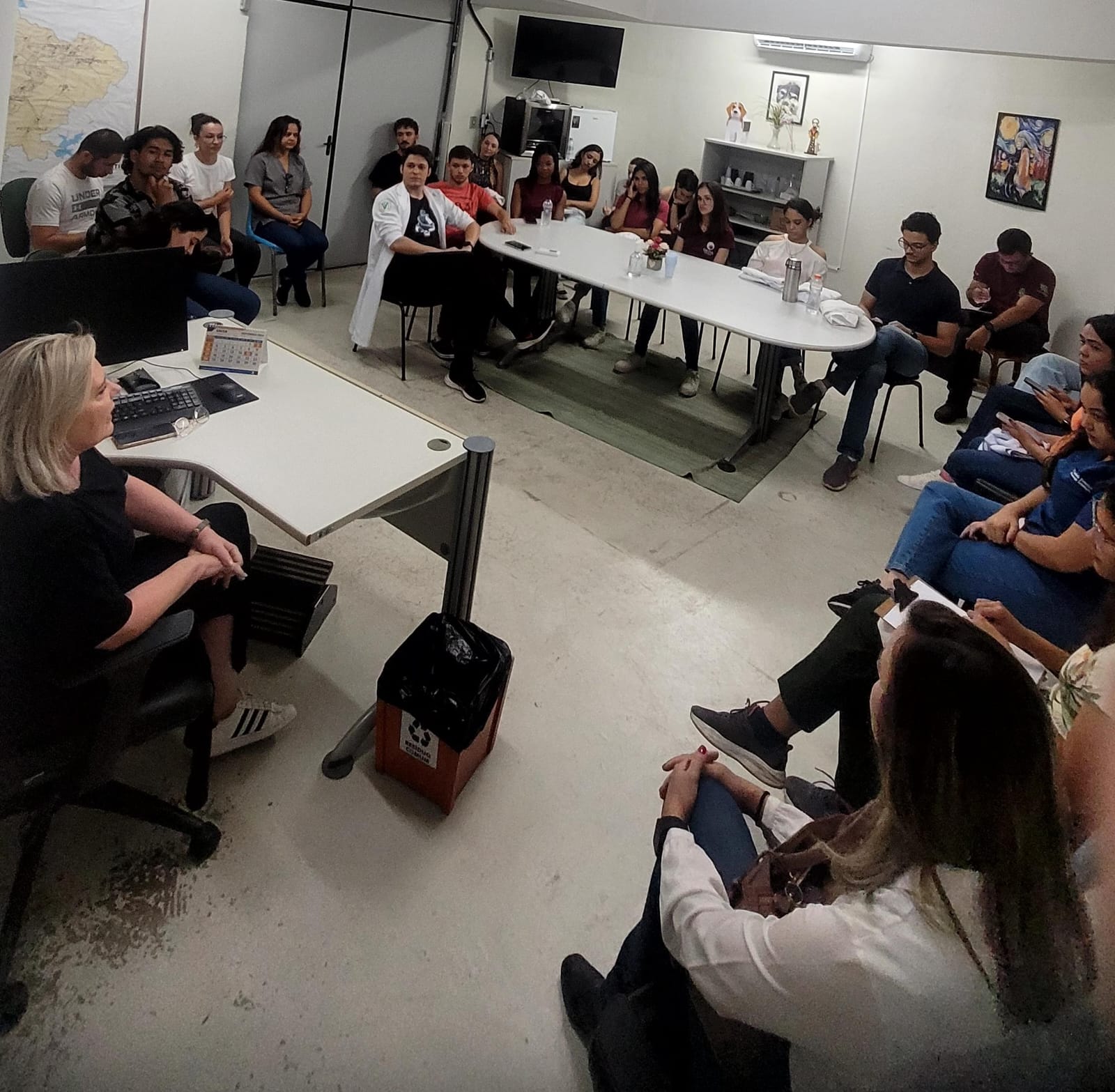 Quase 30 residentes de medicina veterinária da UFMG estiveram em Betim na quinta-feira (7) e foram recebidos pela superintendente de proteção animal, Roberta Cabral